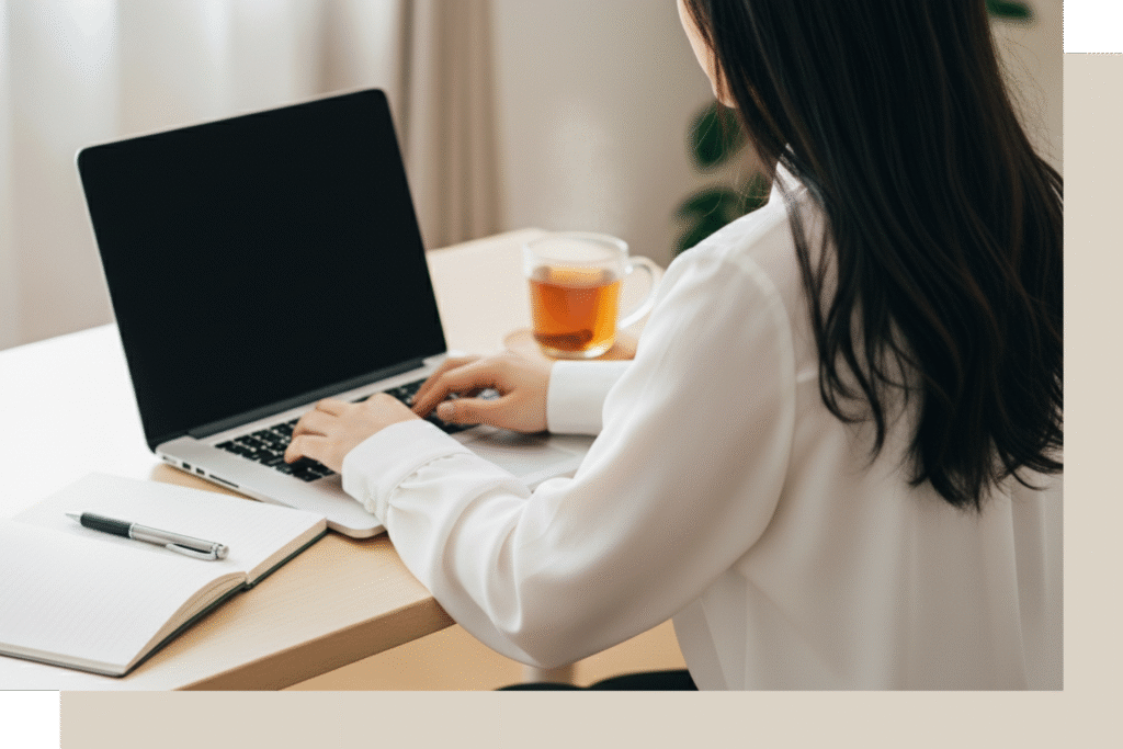 パソコンを打つ女性